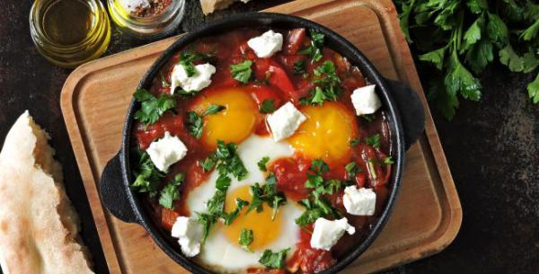 תשעת הימים: מתכון לשקשוקה פיקנטית עם חצילים וגבינת פטה