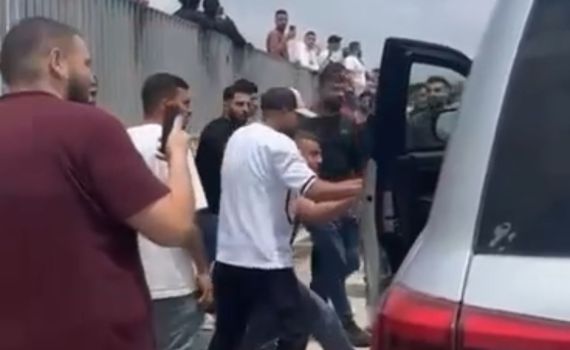 צפו: שגריר גרמניה ביקר פלסטינים וכמעט עבר לינץ'