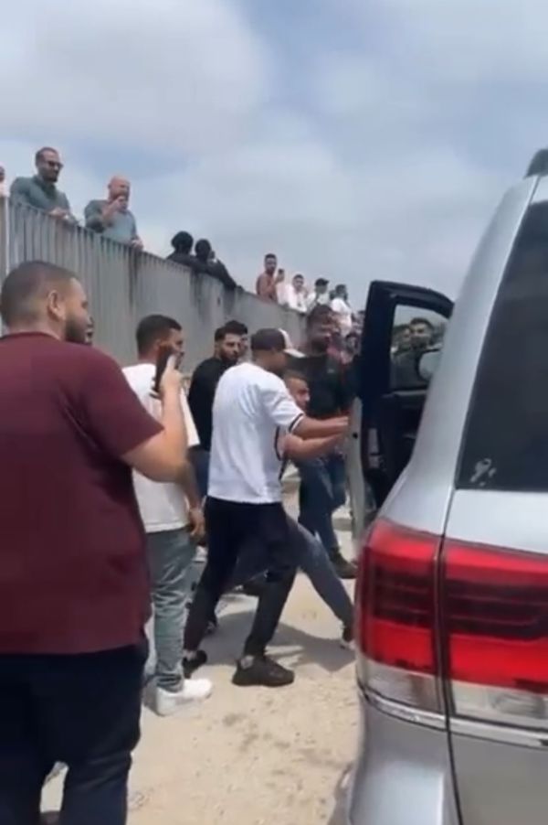 צפו: שגריר גרמניה ביקר פלסטינים וכמעט עבר לינץ'