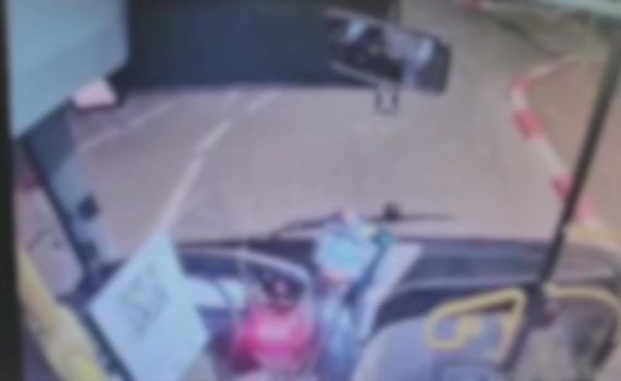 נהג האוטובוס העיר לצעירים והותקף | צפו בתיעוד