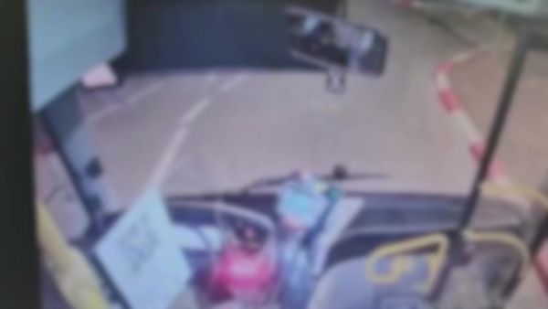 נהג האוטובוס העיר לצעירים והותקף | צפו בתיעוד