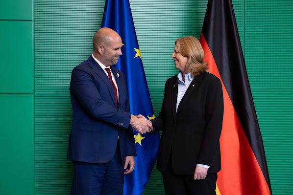 אוחנה פתח את הביקור באירופה: "רגעים מתוחים"