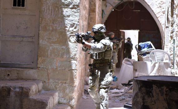 8 מבוקשים נעצרו; מחבלים יידו אבנים ומטעני חבלה