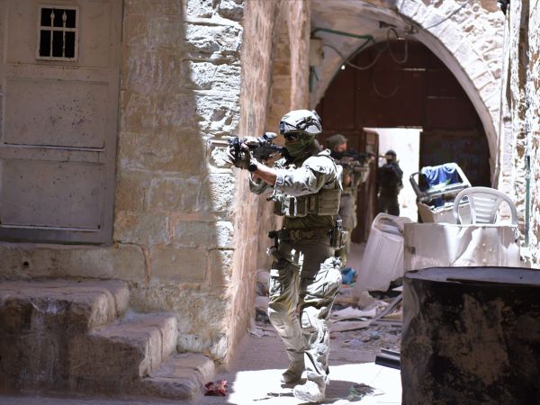 8 מבוקשים נעצרו; מחבלים יידו אבנים ומטעני חבלה