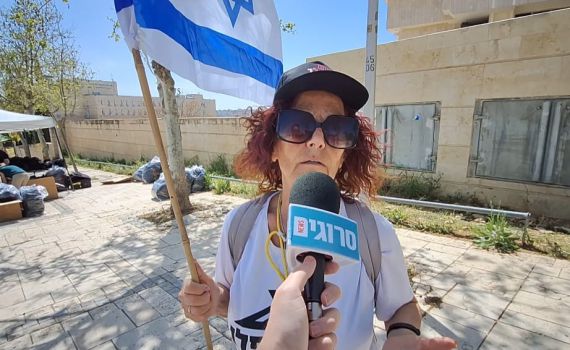 המפגינה נגד רה"מ: מישהו פילג בין משפחות החטופים