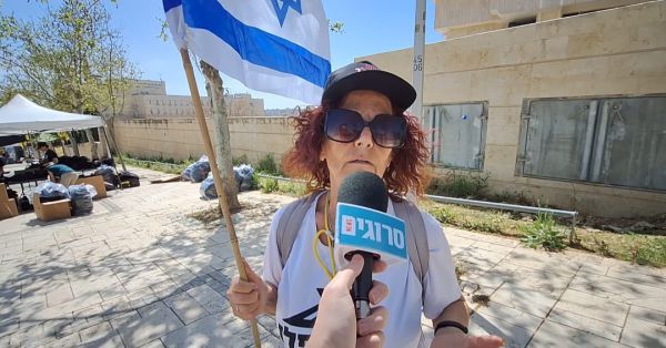 המפגינה נגד רה"מ: מישהו פילג בין משפחות החטופים
