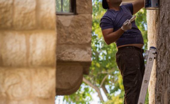 גבר נפל מסולם במהלך ניקיון לפסח, מצבו קשה