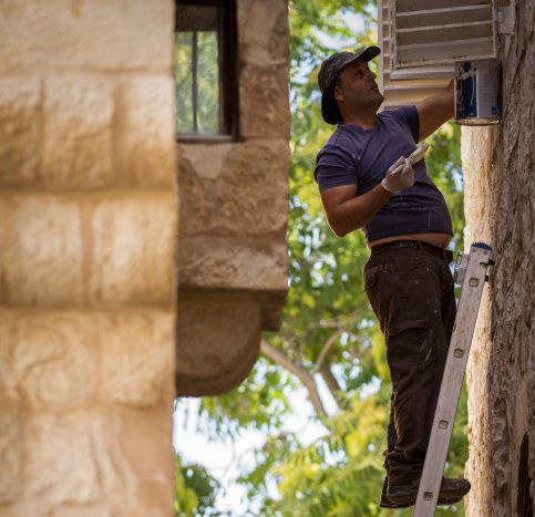 גבר נפל מסולם במהלך ניקיון לפסח, מצבו קשה