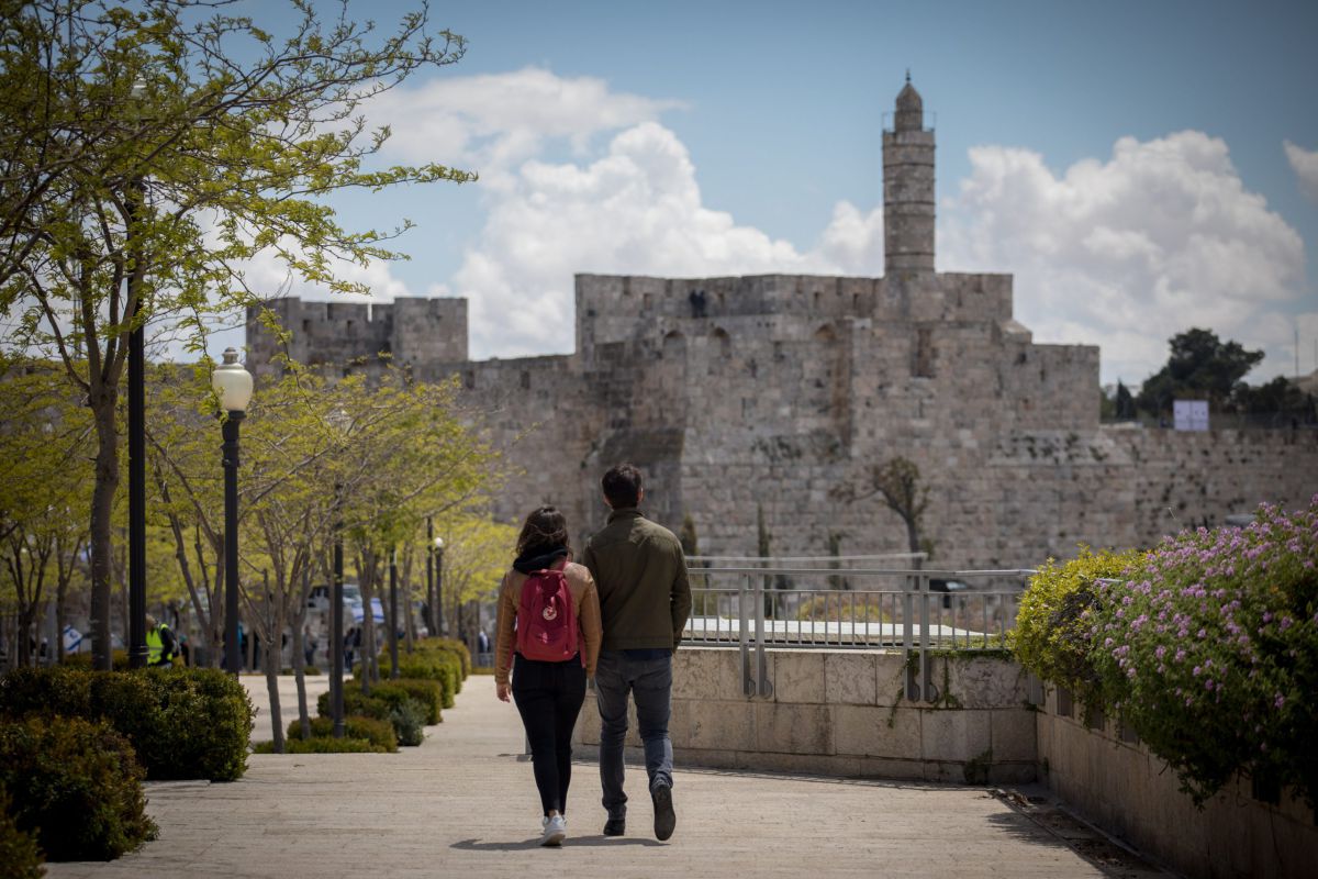 "זאת הפעם": מה קורה כשחילוני ודתייה נפגשים?