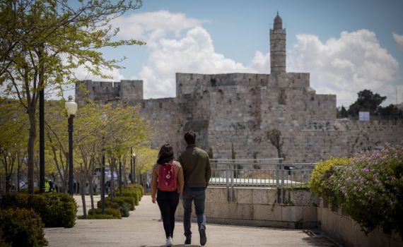 "זאת הפעם": מה קורה כשחילוני ודתייה נפגשים?