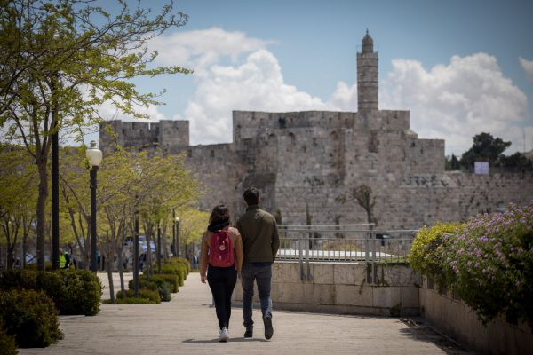 "זאת הפעם": מה קורה כשחילוני ודתייה נפגשים?