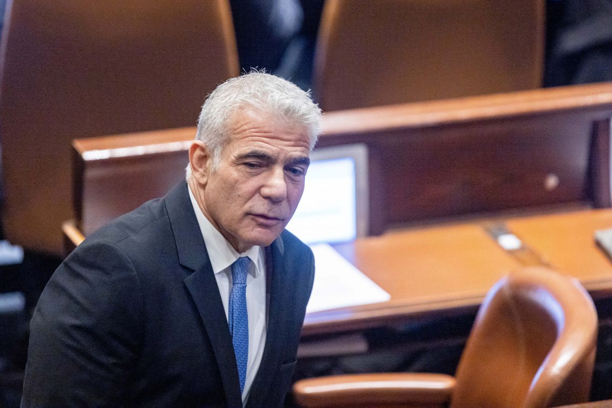 מאחורי הדלת הסגורה: מה באמת סיפר לפיד בחקירה?