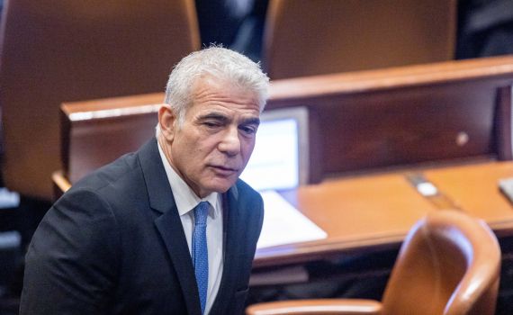 לפיד זעק נגד הפגרה וטס לחו"ל