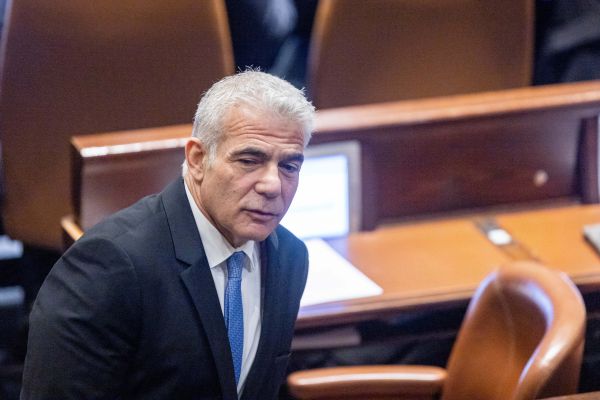 לפיד: "האיומים על עינב צנגאוקר – חרפה עבור החברה הישראלית"