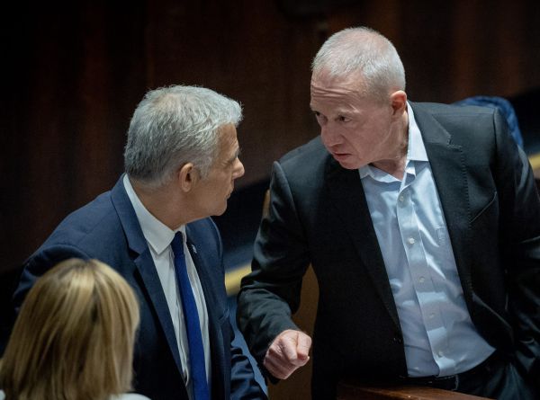 לפיד: "גלנט – יש לך רוב בעם לחוק גיוס שוויוני"