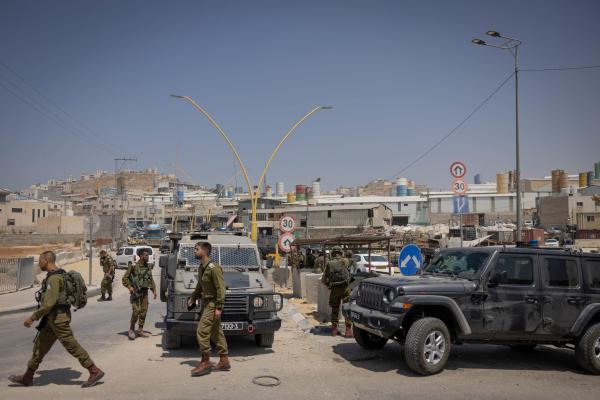 מחבל יידה אבנים לעבר לוחמים; צה"ל נטרל אותו
