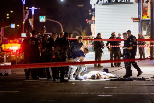 רץ לעבר שוטר, מנסה לדקור ומחוסל: תיעוד הפיגוע בגן יבנה