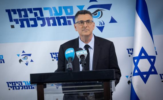 בסביבת סער מכחישים: אין מו"מ על חוק הגיוס