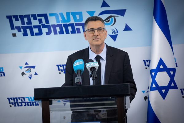 בסביבת סער מכחישים: אין מו"מ על חוק הגיוס