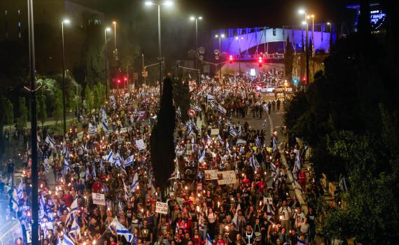 מאות מפגינים פרצו את המחסומים מול בית נתניהו
