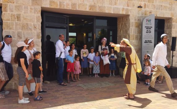 למרות המלחמה והחום – אלפי מטיילים בשומרון