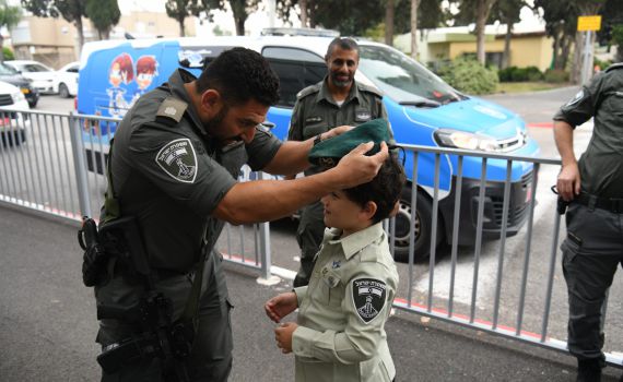 לוחמי מג"ב ביקרו את בנו של החטוף. צפו במפגש המרגש