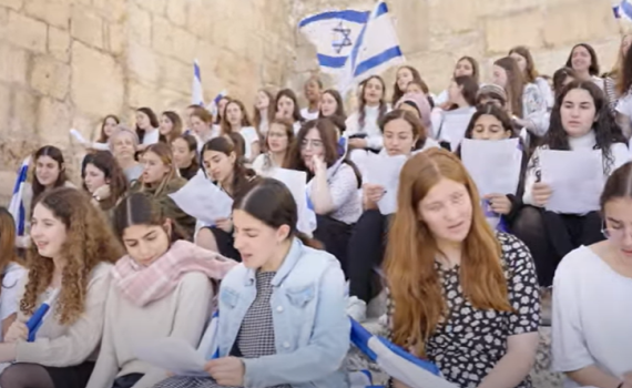 תלמידות אולפנת עופרה בשירה מרגשת לזכר התלמידה שנפלה