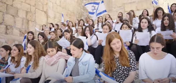 תלמידות אולפנת עופרה בשירה מרגשת לזכר התלמידה שנפלה