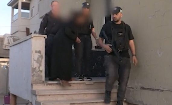 מעצר אחותו של הנייה. צפו בתיעוד המלא מהמבצע