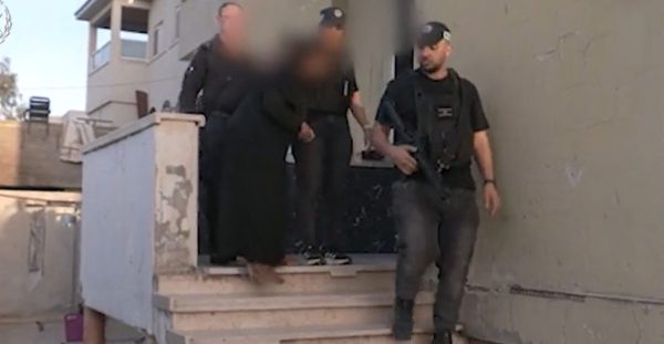 מעצר אחותו של הנייה. צפו בתיעוד המלא מהמבצע