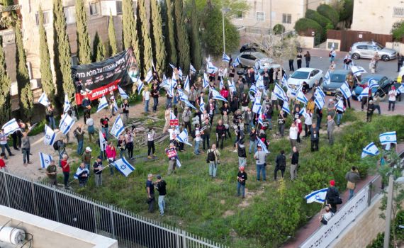 "גיוס לכולם": עשרות מפגינים מול ביתו של דרעי