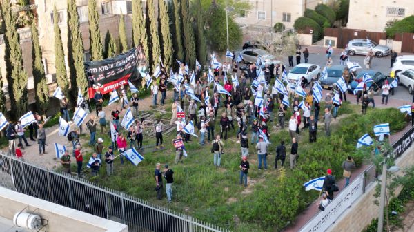 "גיוס לכולם": עשרות מפגינים מול ביתו של דרעי