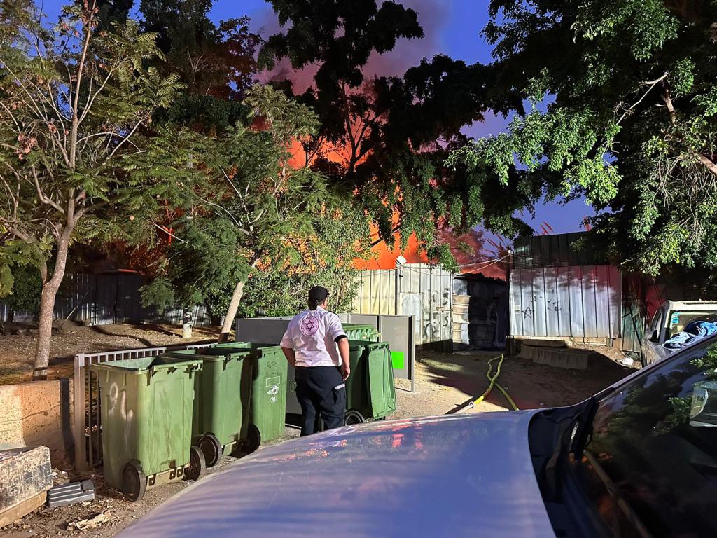 שריפה פרצה בבית בת"א: שלושה בני אדם נפגעו