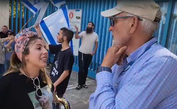 גיסתו של החטוף התעמתה עם עובד אונר"א. צפו