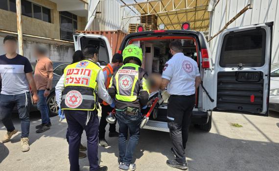 פועל בניין נפל במחסן בלוד; מצבו בינוני עד קשה