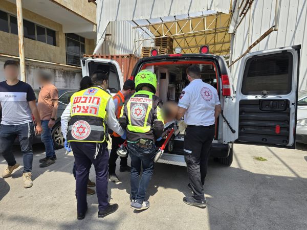 פועל בניין נפל במחסן בלוד; מצבו בינוני עד קשה