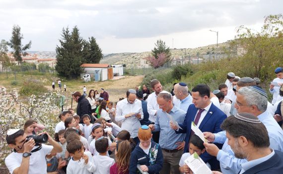 עם הרב ליאו די: סמוטריץ' בברכת האילנות באפרת