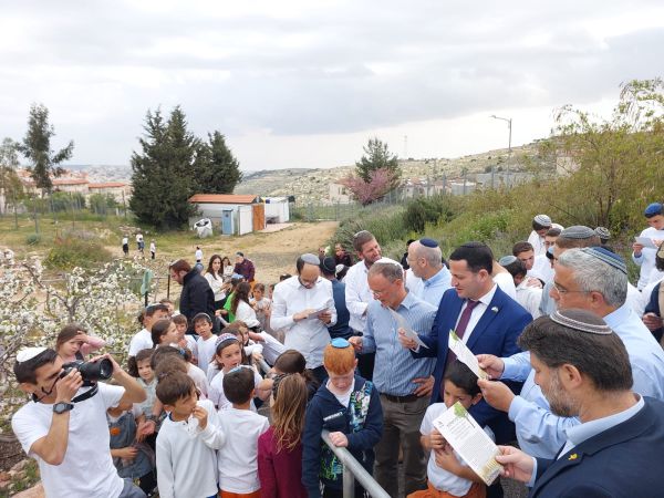 עם הרב ליאו די: סמוטריץ' בברכת האילנות באפרת