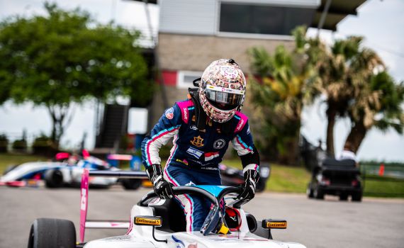 המחווה המרגשת של נהג המרוצים הישראלי לחטופים