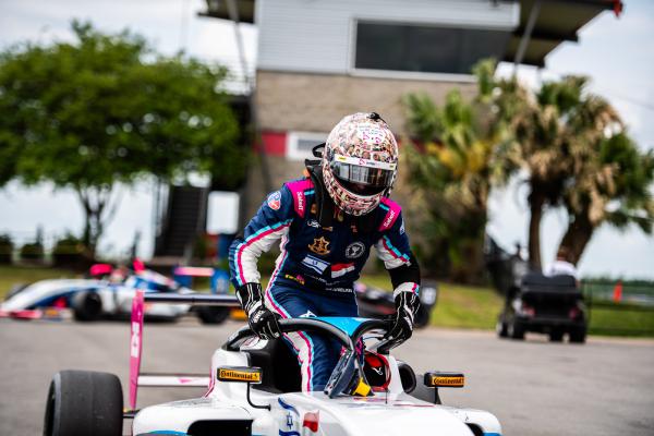 המחווה המרגשת של נהג המרוצים הישראלי לחטופים