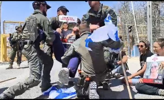 "בשביל החטופים": משאיות הסיוע נחסמו לתנועה. צפו