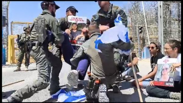 "בשביל החטופים": משאיות הסיוע נחסמו לתנועה. צפו