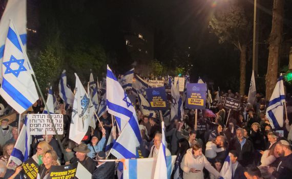 מול בית רה"מ: אלף מפגינים קוראים לניצחון בעזה
