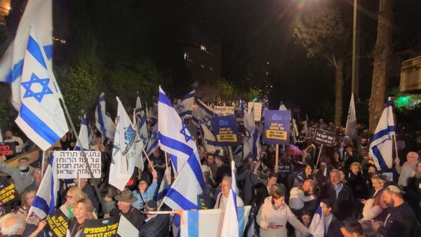 מול בית רה"מ: אלף מפגינים קוראים לניצחון בעזה