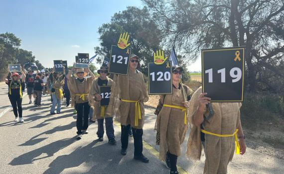 משפחות חטופים צעדו בעוטף: 'איך נחגוג את חג החירות'