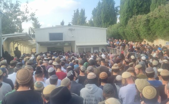 המונים בהלוויתו של בנימין אחימאיר הי"ד