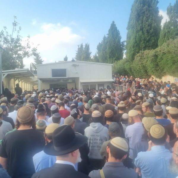 המונים בהלוויתו של בנימין אחימאיר הי"ד