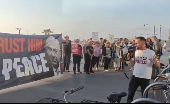 אבסורד: שלום עכשיו מפגינים נגד תקיפה באיראן