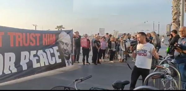 אבסורד: שלום עכשיו מפגינים נגד תקיפה באיראן