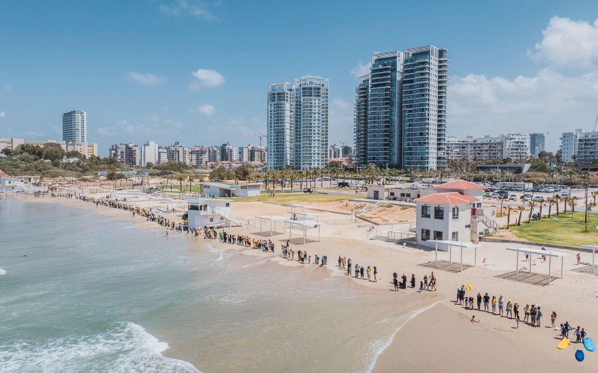 שרשרת ענק: אלפים נעמדו בחופים למען החטופים